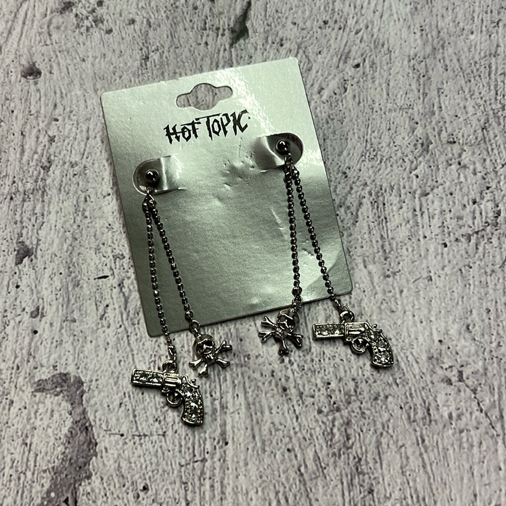 Vintage Y2K NWT Hot Topic Silver Rhinestone Pistol & Skull Dangle Drop Earrings